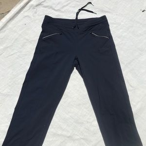 Navy cropped pants with zip pockets and waist tie